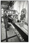 402923 Afbeelding van twee werknemers van de bandenfabriek U.B.O. N.V. (Kanaalweg 69) te Utrecht.